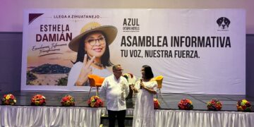 Esthela Damián comparte su trayectoria política con trabajadores hoteleros de Ixtapa Zihuatanejo