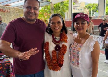 Luis Miguel Farías acompaña a Beatriz Mojica en asamblea informativa por la soberanía nacional en Xochistlahuaca