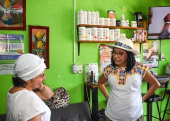 ¡EL PUEBLO ESTÁ CONTIGO! GRITAN A ESTHELA DAMIÁN DURANTE UN RECORRIDO POR LA COLONIA PANCHO VILLA DE ACAPULCO