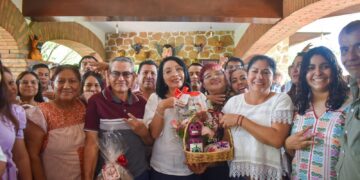 TOCA ESTHELA DAMIÁN CASA POR CASA EN HUITZUCO DE LOS FIGUEROA Y SUMA RESPALDO DE FUNDADORES DE MORENA