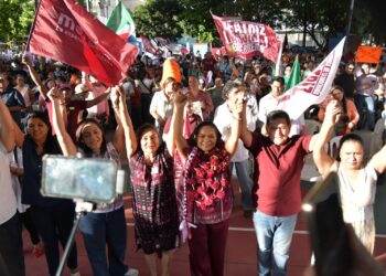 Miles de guerrerenses arropan a Beatriz Mojica en la cuna de la Bandera
