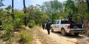 #FGEGuerrero presenta ante el Ministerio Público a siete policías municipales como parte de una investigación en Isidoro Montes de Oca