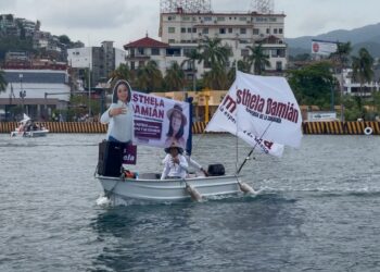 EMBARCACIONES RESPALDAN A ESTHELA DAMIÁN EN CARAVANA ACUÁTICA POR ACAPULCO