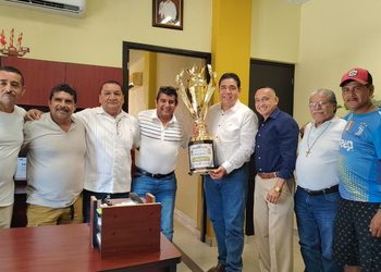 Presidente José Francisco Suazo Recibe al equipo campeón de La Unión quienes conquistaron la corona en la categoría de Super máster plus del futbol de Zihuatanejo