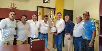 Presidente José Francisco Suazo Recibe al equipo campeón de La Unión quienes conquistaron la corona en la categoría de Super máster plus del futbol de Zihuatanejo