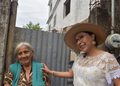 RECORRE ESTHELA DAMIÁN LOS BARRIOS EMBLEMÁTICOS DE TAXCO: ENCABEZA CAMINATA CASA POR CASA EN LA AURORA Y GUADALUPE