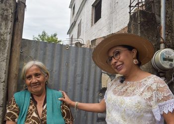 RECORRE ESTHELA DAMIÁN LOS BARRIOS EMBLEMÁTICOS DE TAXCO: ENCABEZA CAMINATA CASA POR CASA EN LA AURORA Y GUADALUPE