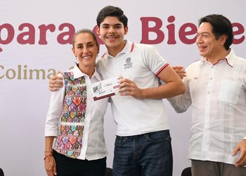 GRACIAS A LAS BECAS PARA EL BIENESTAR CERCA DE 400 MIL JÓVENES MÁS ESTUDIARÁN PREPARATORIA: PRESIDENTA CLAUDIA SHEINBAUM EN ENTREGA DE TARJETAS DE LA BECA BENITO JUÁREZ EN COLIMA