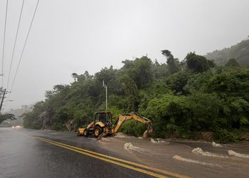 Despliega CICAEG maquinaria en el municipio de Acapulco para atender afectaciones por lluvias y mantener la circulación
