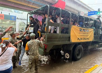 Como parte de la activación del Plan DN-III-E, elementos del Ejército Mexicano se suman a las labores de auxilio a la población ante las lluvias registradas en Acapulco.
