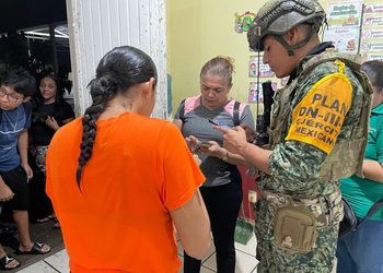 Fuerte oleaje vuelve a inundar viviendas en Petacalco; activan refugio temporal