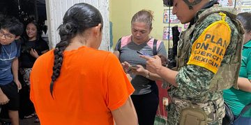 Fuerte oleaje vuelve a inundar viviendas en Petacalco; activan refugio temporal
