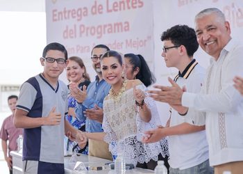 Entrega Evelyn Salgado apoyos del programa Ver Bien para Ver Mejor