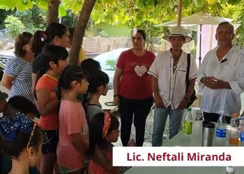 Neftalí Miranda lleva taller de higiene bucal a niños de Santa María, en Tecpan de Galeana