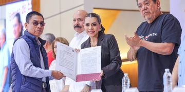 Entrega Evelyn Salgado escrituras y títulos de propiedad a familias de Chilpancingo; garantiza certeza jurídica a su patrimonio