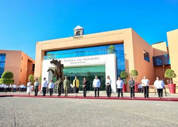 Evelyn Salgado encabeza el izamiento del estandarte en conmemoración al 177 Aniversario de la erección del estado de Guerrero