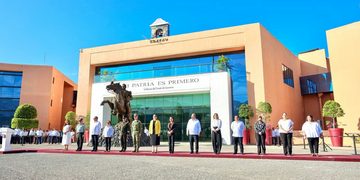 Evelyn Salgado encabeza el izamiento del estandarte en conmemoración al 177 Aniversario de la erección del estado de Guerrero